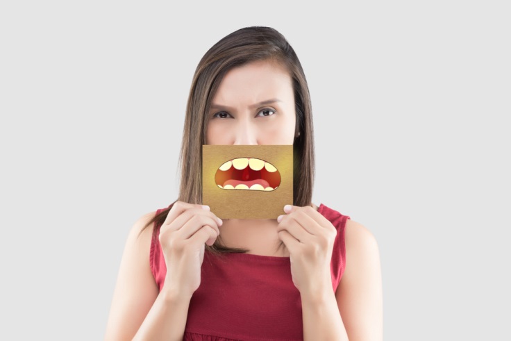Cara Ampuh Menghilangkan Bau Mulut Sekaligus Membersihkan Gigi Kuning