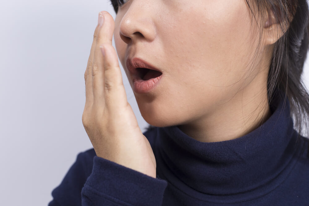 Hilangkan Bau Mulut dengan 5 Cara Ini